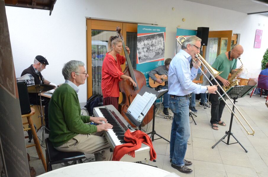 benefiz-fruhschoppen-bei-der-arche-dischingen-mit-der-schwungvollen-fsf-benefiz-jazz-fruhschoppen-session-band