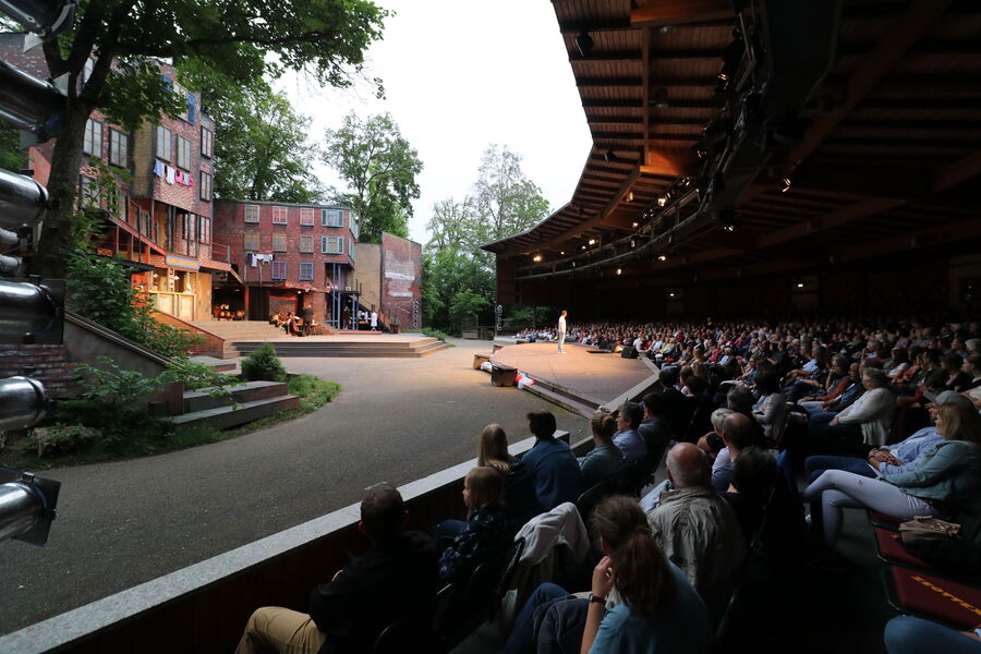 rund-ums-schloss-und-hinter-die-kulissen-des-naturtheaters